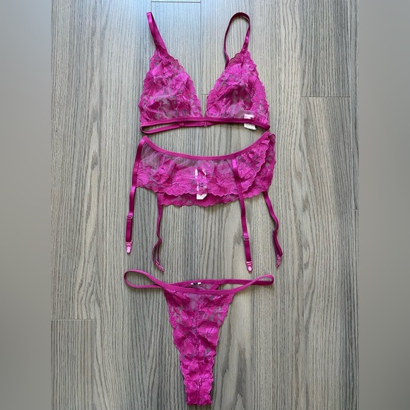 PrettyLittleThing Plus Violet Floral Embroidery Lace 3 Piece Lingerie Set - Picture 1 of 13